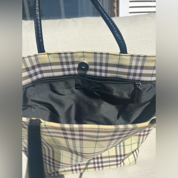 Exquisite RARE Burberry Tote – Your Perfect Summer Companion - Picture 5 of 14